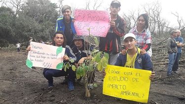 RECLAMO. Los chicos pidieron que se revea la decisión de talar y privatizar..