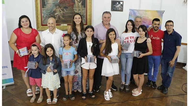 DISCO. Los ganadores del certamen junto a Ducoté y autoridades..