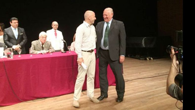 Ducoté recibe su diploma en La Plata..