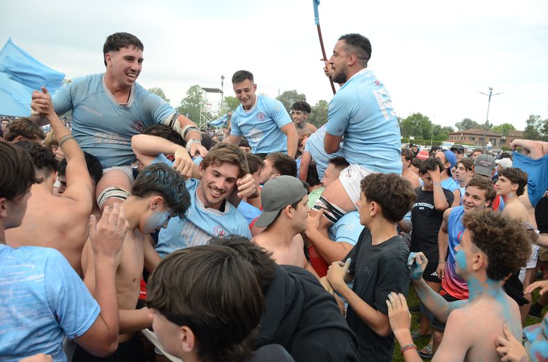 FIESTA. Los jugadores e hinchas de San Patricio celebran el ascenso.