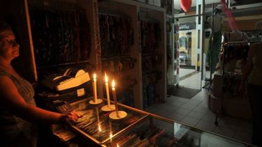 VELAS. Miles de clientes, sin luz desde anoche. .
