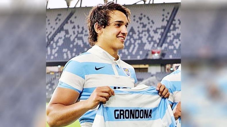 Puma #867. Santiago Grondona con su remera de CAP 1..