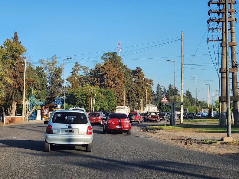 Así todos los días. Másde 10 minutos de demora por el nuevo semáforode la Ruta 8, entrada a Pinazo. Tan difícil es coordinar un semáforoen Pilar? Ariel Vázquez.&nbsp;