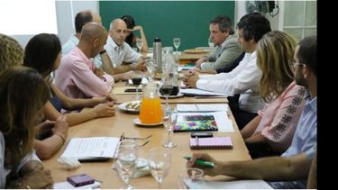 EQUIPO. Ducoté reunió a su gabinete, ayer, en la escuela municipal de Del Viso..