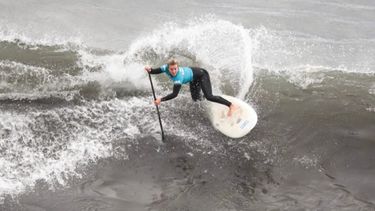 Lucía Cosoletto en las olas de Punta Lobos en Santiago de Chile.