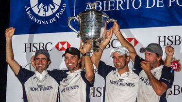 IMAGEN REPETIDA. La Dolfina levantando la copa, como en los últimos 4 abiertos. .