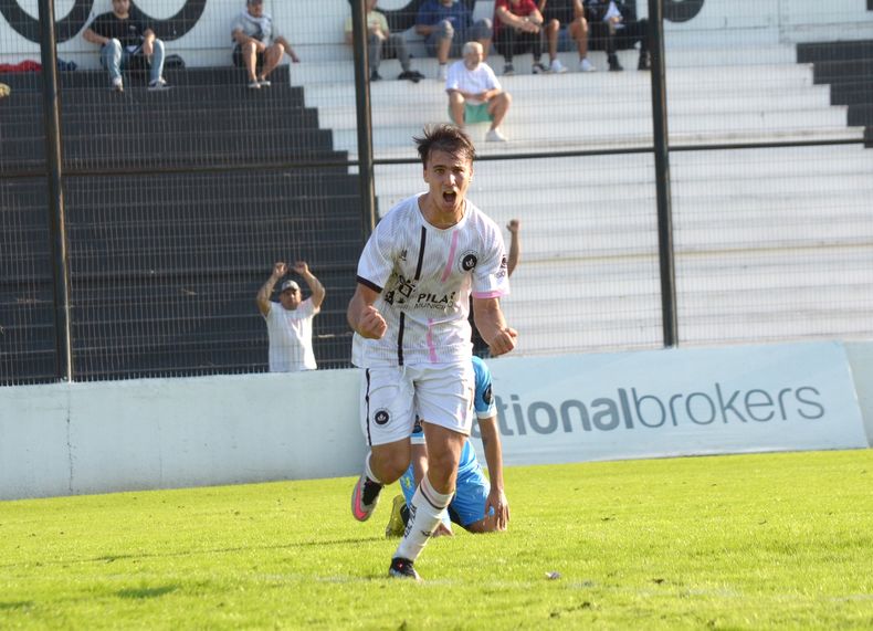 Braian Martin marcó el segundo de Real Pilar. Luego convertiría unos más.&nbsp;