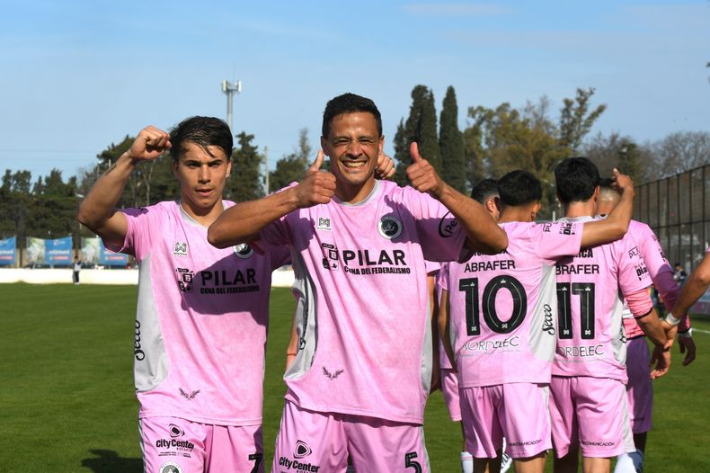 PULGAR PARA ARRIBA. El festejo de Nahuel Pansardi por su gol, junto a Braian Martin.&nbsp;