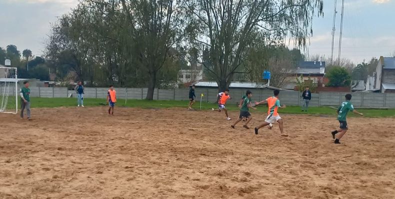 A JUGAR. El Fútbol Playa concentró su acción en el polideportivo de Pilar.