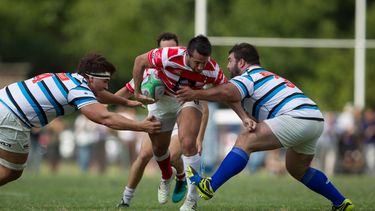 Alumni contó con la jerarquía de González Iglesias para sellar su primer triunfo. (foto: URBA).