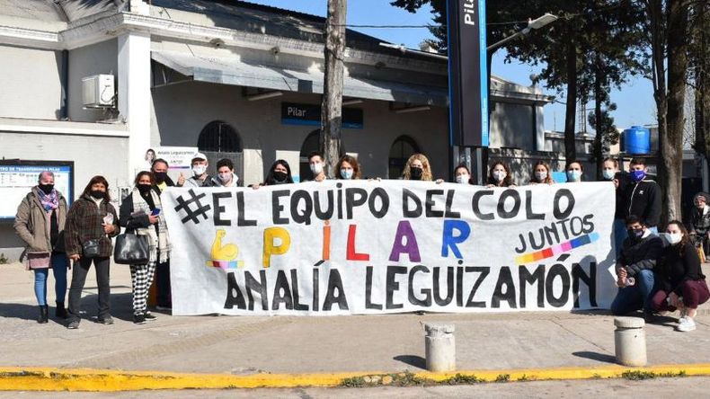 BANDERAS. Los de Leguizamón se reunieron en la estación..