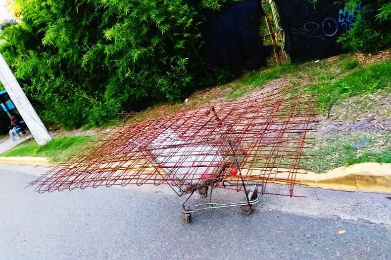 El sujeto transportaba los materiales en un carrito de supermercado.&nbsp;