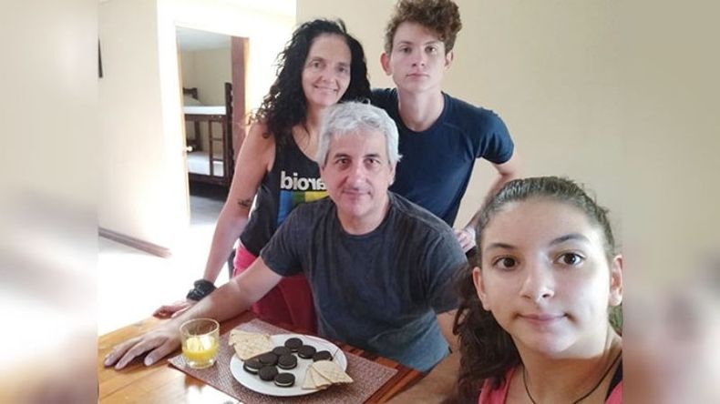 EN ESPERA. Eduardo (53), Mateo (17), Emma Natale (13) y Lola (50), a la espera. .