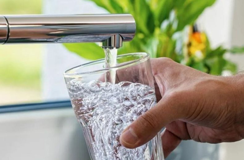 Aysa puede cortar el agua de usuarios no residenciales