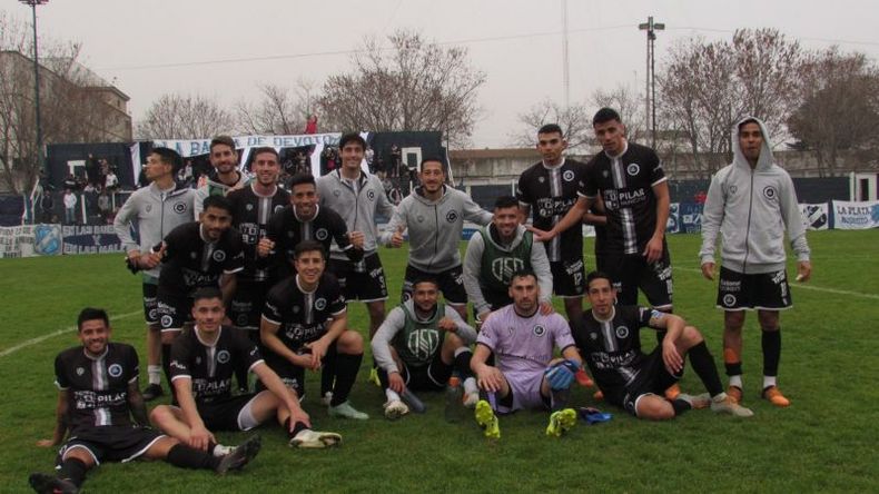 TRIUNFO FESTEJADO. Los jugadores de Real Pilar celebran la buena victoria en Villa Devoto. Foto: Prensa Real Pilar. .