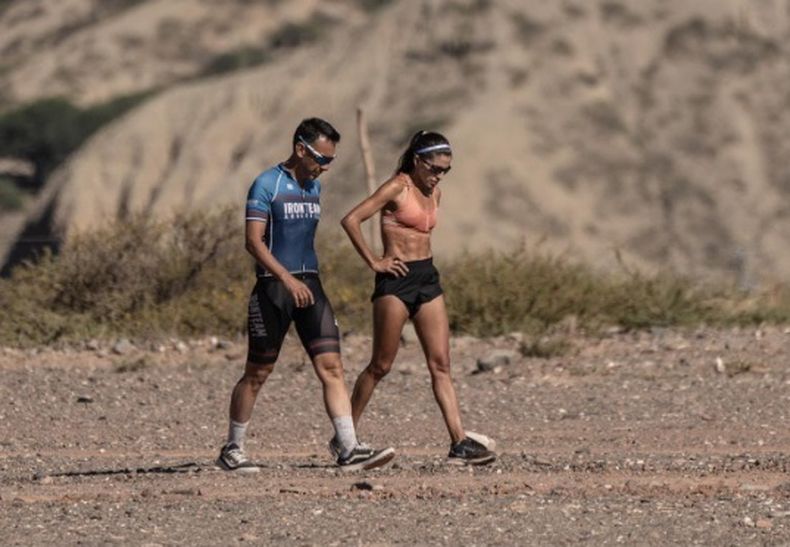 Daiana Ocampo y su entrenador, Hugo Bressani, una dupla inseparable. En la foto, entrenando en Cachi.&nbsp;