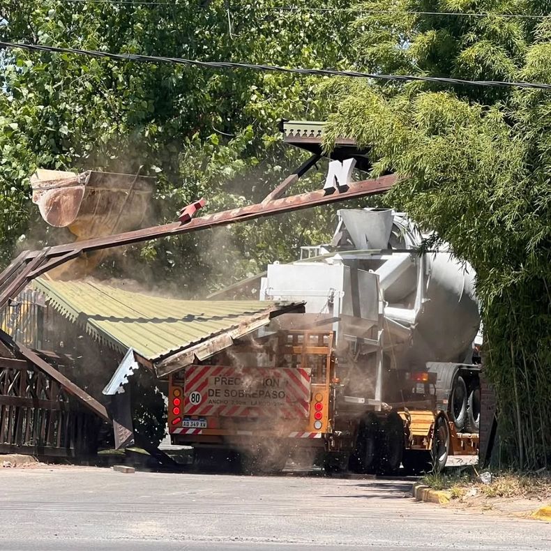 El cami&oacute;n termin&oacute; destruyendo la entrada principal a Temaik&eacute;n, ubicado sobre la ruta 25.