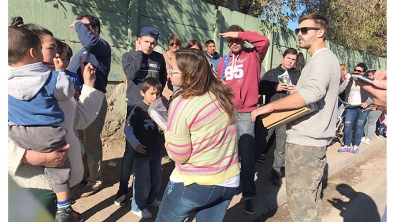 CANDIDATA. Bortulé volvió a los barrios con herramientas de campaña..