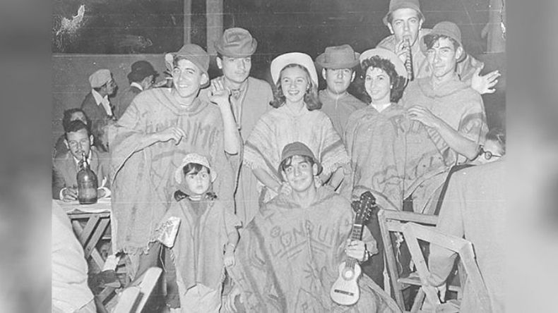 El grupo folclórico Lonquimay, conformado por jóvenes pilarenses, posa frente a la cámara en una de las típicas noches de carnaval de la década de 1950..