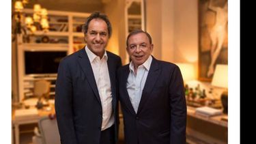 ABRAZO. Scioli y Zúccaro, en Villa La Ñata..