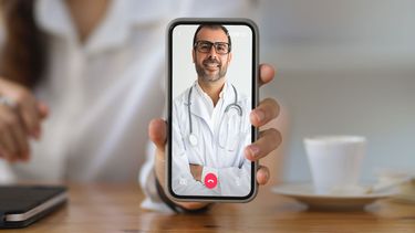 EN LA MANO. Las video consultas de pueden a través del celular.