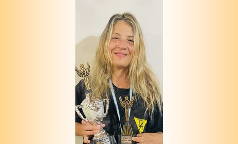 TROFEO. Allende posa feliz con la medalla y la Copa Nacional de Ultradistancia.