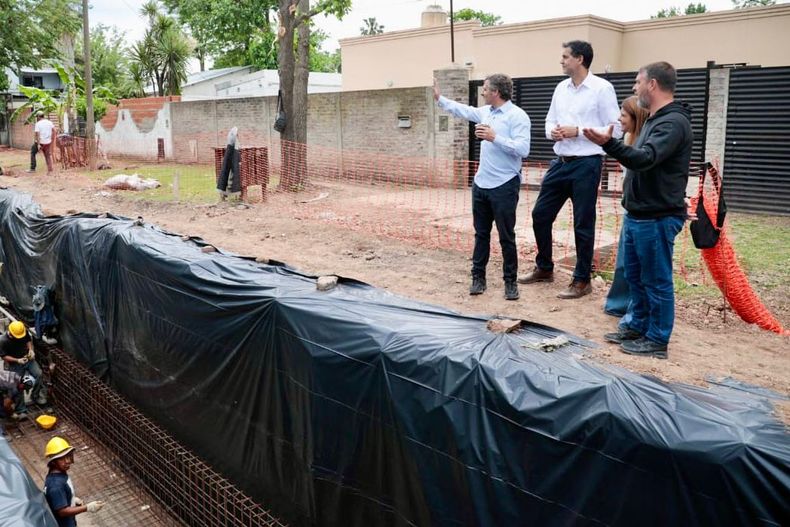 El intendente Federico Ach&aacute;val y funcionarios visitaron la obra hidr&aacute;ulica del barrio El Roc&iacute;o.