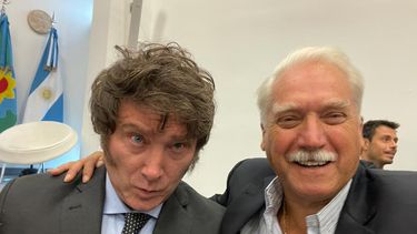 REFERENTE. Javier Milei con Jorge Simmermacher, que busca representarlo en Pilar.