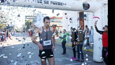 VELOZ. Iván Gutiérrez cruza la meta tras completar los 8K en 25,01 minutos..