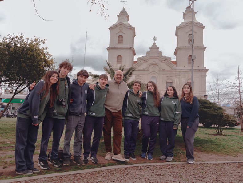Los alumnos que diseñaron el sitio web del museo parroquial, junto al docente Gabriel Di Giugno.