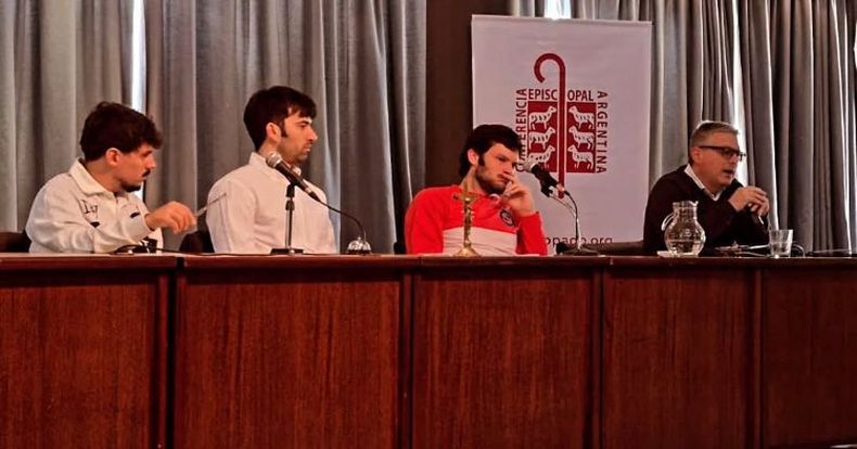 DIÁLOGO. Panel sobre nuevas culturas digitales y sus incidencias en el plenario episcopal.