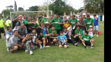 Con el trofeo de campeón. El Tala festeja su segunda consagración en el torneo de la Asociación Delvisense..