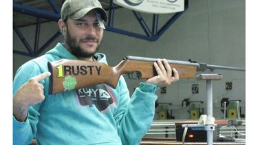 HOMENAJE. Díaz con la carabina Rusti, en honor a su maestro Rusticucci..