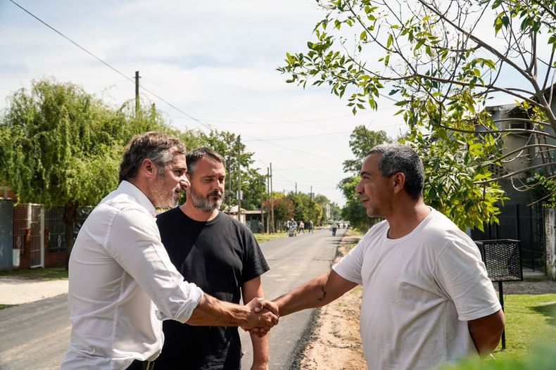 BUENA IMAGEN. Achával recorrió asfaltos en el barrio La Pilarica.