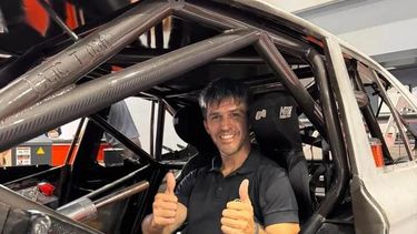 PULGARES ARRIBA. Rossi prueba su butaca para lo que será la temporada 2025 del TC.