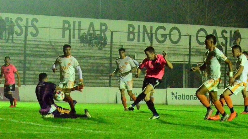 EL 4 A 3. Crego define ante la salida de Leguizamón, que logra desviarla pero no evita que ingrese junto a su palo derecho. .