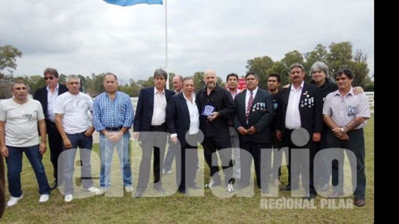 El intendente Humberto Zúccaro, con los excombatientes, ayer, en el cenotafio..