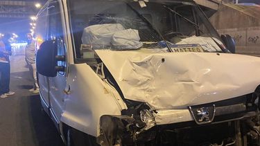 En este caso llevábamos la distancia porque los 3 habíamos llegado a frenar perfecto. El que no llegó es el de la camioneta blanca que me impacta a mí primero y a los otros dos. Josefina Pouso / @JPouso.