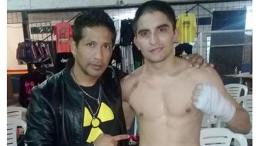 CINTURÓN. El Cuervo Medina junto a su alumno y campeón, Braian Silva..
