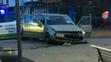 NO PASÓ. El vehículo impactó contra la contención..
