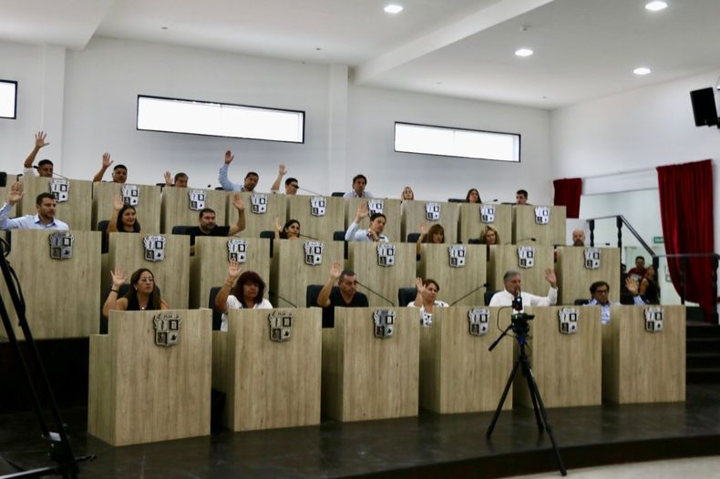 VOTOS. La rendición de cuentas se aprobó por amplia mayoría del Concejo.
