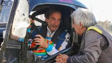 Aníbal Colapinto con el buzo y el casco que Franco usó en su época de karting. Aníbal Colapinto con el buzo y el casco que Franco usó en su época de karting.