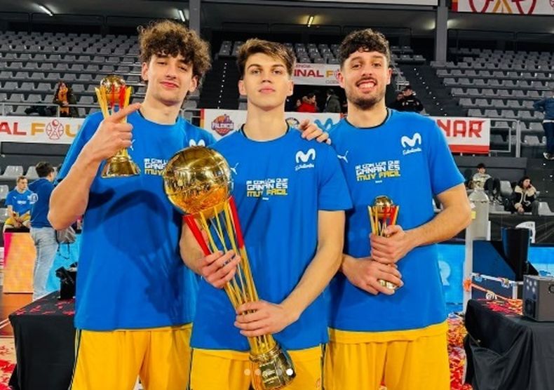 Lucas Giovannetti (centro) con la Copa de España vuelve a la Slección Argentina.