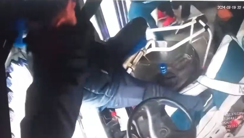 El chofer de Ruta Bus abandonó su asiento para defenderse de los golpes del pasajero.
