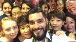 AUTOFOTO. Azorín con sus alumnos de Shangai. .