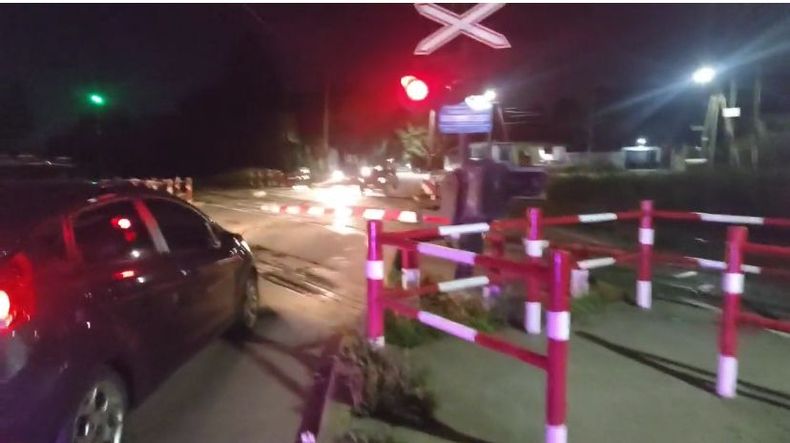 Los vecinos advierten que deben bajarse del auto para corroborar si viene o no el tren.