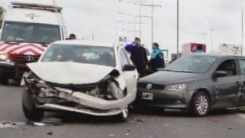 El accidente involucró a tres automóviles y ocasionó demoras en el tránsito. Foto @juancaimpacto.