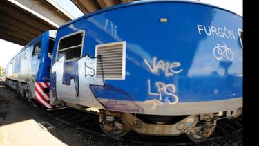 Qué tren qué tren… .Indignadísimo se lo vio al secretario de Interior y Transporte, Florencio Randazzo, ayer a la mañana. A su cuenta de Twitter subió la foto que acompaña este comentario sobre las pintadas que sufrieron los ya famosos trenes chinos que “ahora dicen que” van a empezar a prestar servicio en nuestro San Martín. “Lamentable acto de vandalismo sobre los trenes nuevos adquiridos con el esfuerzo de todos los argentinos”, escribió el hombre de Chivilcoy..