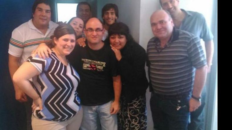 Una institución. Sergio Súper González, histórico operador de FM Plaza 92.1, cumplió esta semana 40 añitos. En la foto, celebrando con algunos de sus compañeros de la radio y de El Diario Regional de Pilar..
