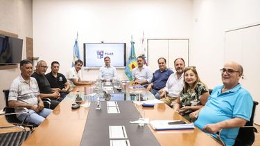 SALARIOS 2024. Achával y parte de su gabinete junto con los gremios municipales.